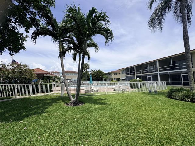 2202 NE 36th Street 17, Lighthouse Point, FL 33064