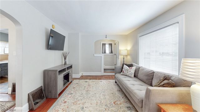 1940 Falls Avenue, Cuyahoga Falls, OH 44223