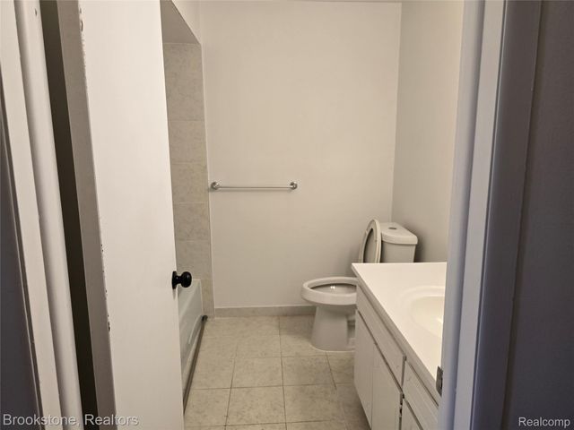 1965 Axtell Drive 4, Troy, MI 48084