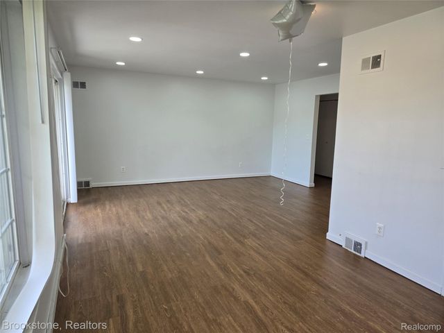 1965 Axtell Drive 4, Troy, MI 48084