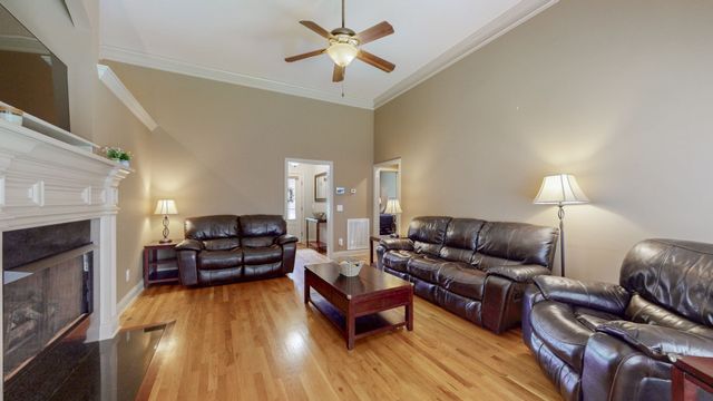 1007 Briarwood Dr, Cottontown, TN 37048