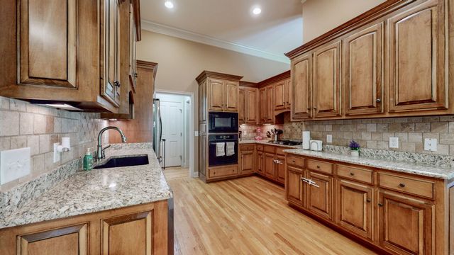 1007 Briarwood Dr, Cottontown, TN 37048