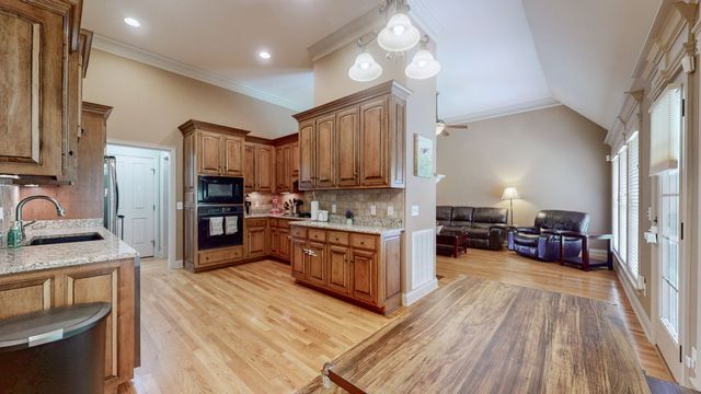 1007 Briarwood Dr, Cottontown, TN 37048