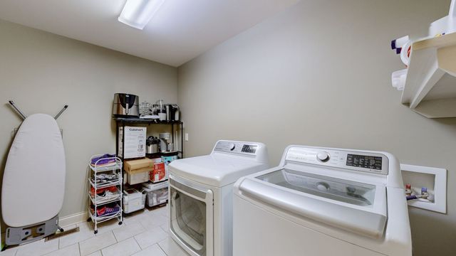 1007 Briarwood Dr, Cottontown, TN 37048