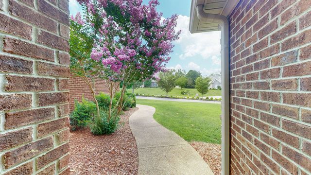 1007 Briarwood Dr, Cottontown, TN 37048