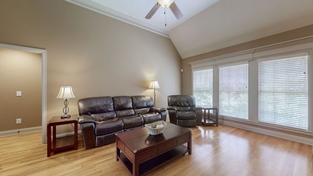 1007 Briarwood Dr, Cottontown, TN 37048