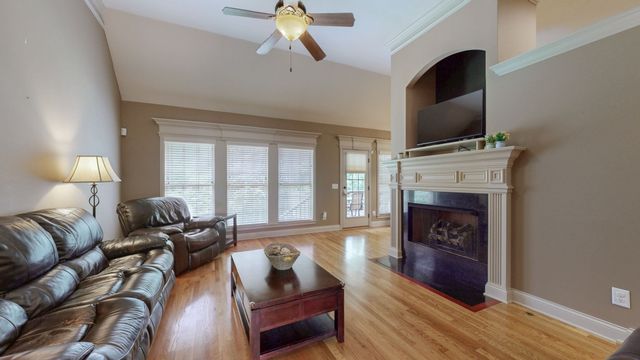 1007 Briarwood Dr, Cottontown, TN 37048