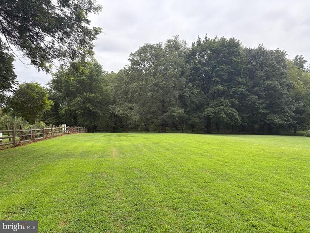 2460 HONEYSUCKLE LN, Lancaster, PA 17603
