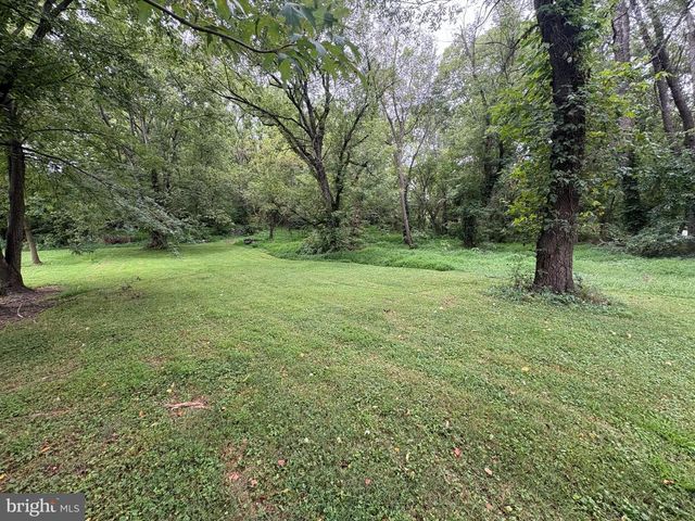 2460 HONEYSUCKLE LN, Lancaster, PA 17603