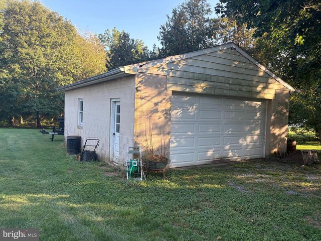 2460 HONEYSUCKLE LN, Lancaster, PA 17603