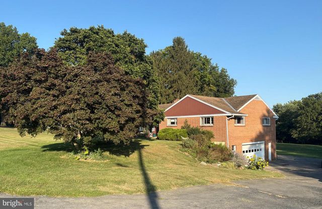 2460 HONEYSUCKLE LN, Lancaster, PA 17603