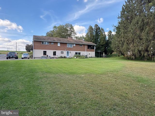 2460 HONEYSUCKLE LN, Lancaster, PA 17603