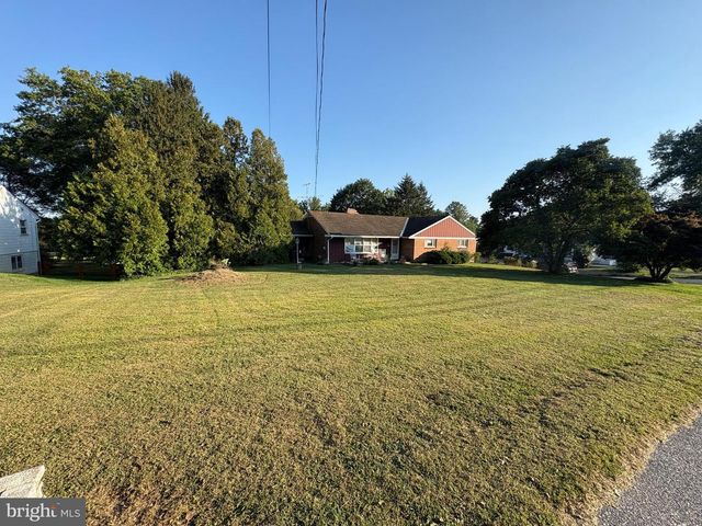 2460 HONEYSUCKLE LN, Lancaster, PA 17603