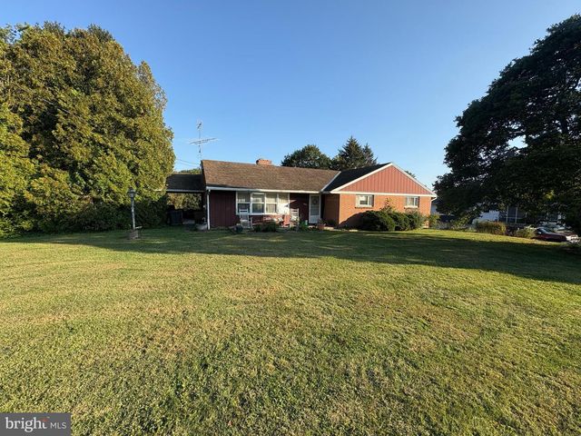 2460 HONEYSUCKLE LN, Lancaster, PA 17603