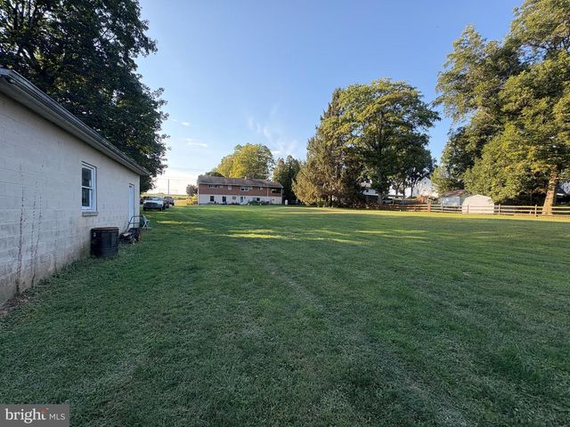 2460 HONEYSUCKLE LN, Lancaster, PA 17603