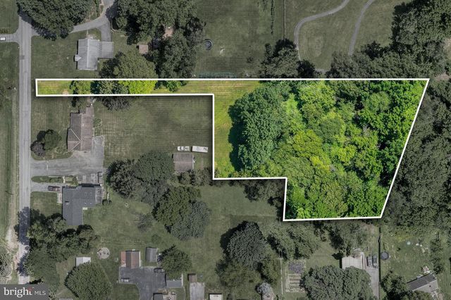 2460 HONEYSUCKLE LN, Lancaster, PA 17603