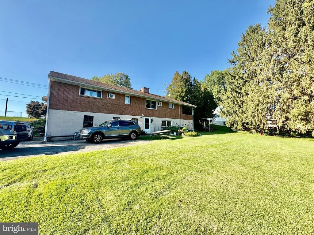 2460 HONEYSUCKLE LN, Lancaster, PA 17603