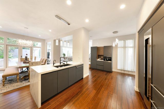 9760 Claiborne Sq, La Jolla, CA 92037