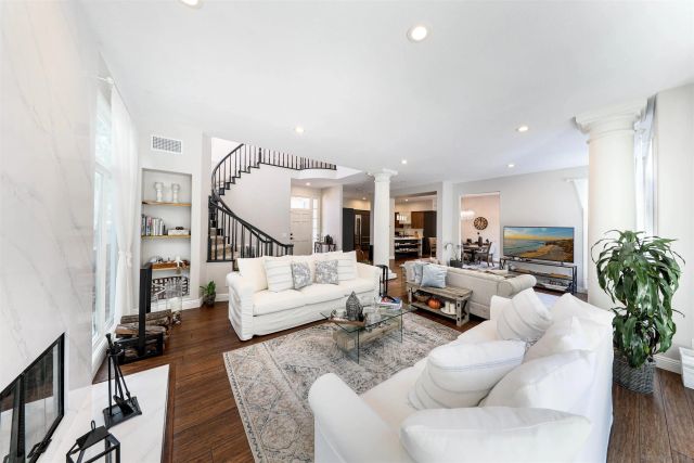 9760 Claiborne Sq, La Jolla, CA 92037