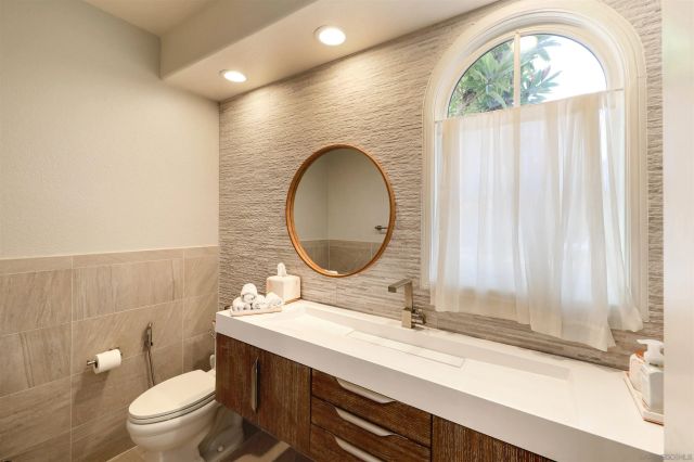 9760 Claiborne Sq, La Jolla, CA 92037
