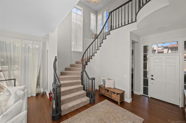 9760 Claiborne Sq, La Jolla, CA 92037