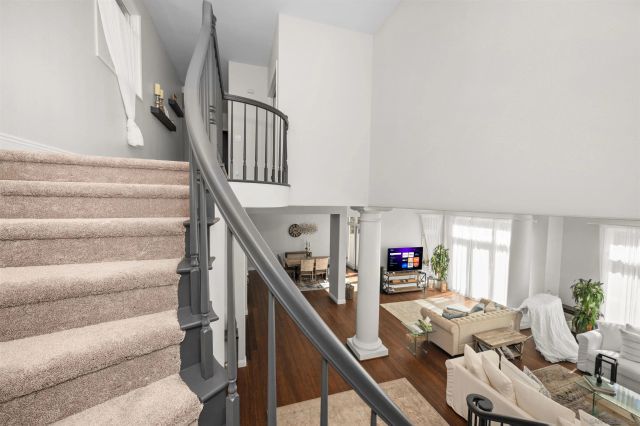 9760 Claiborne Sq, La Jolla, CA 92037