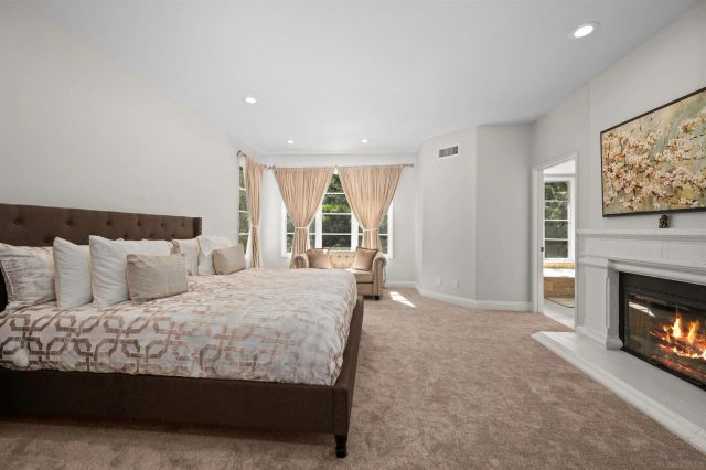 9760 Claiborne Sq, La Jolla, CA 92037