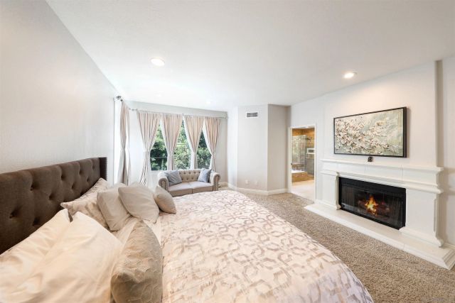 9760 Claiborne Sq, La Jolla, CA 92037