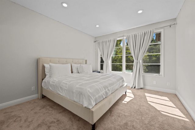 9760 Claiborne Sq, La Jolla, CA 92037