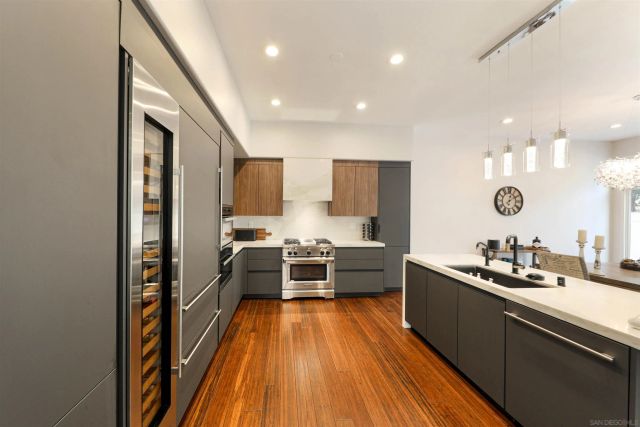 9760 Claiborne Sq, La Jolla, CA 92037