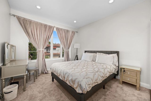 9760 Claiborne Sq, La Jolla, CA 92037