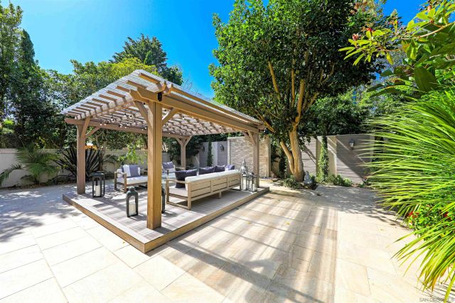 9760 Claiborne Sq, La Jolla, CA 92037