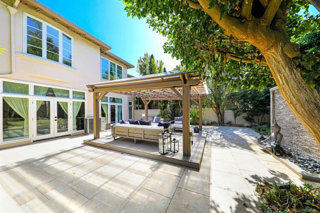 9760 Claiborne Sq, La Jolla, CA 92037