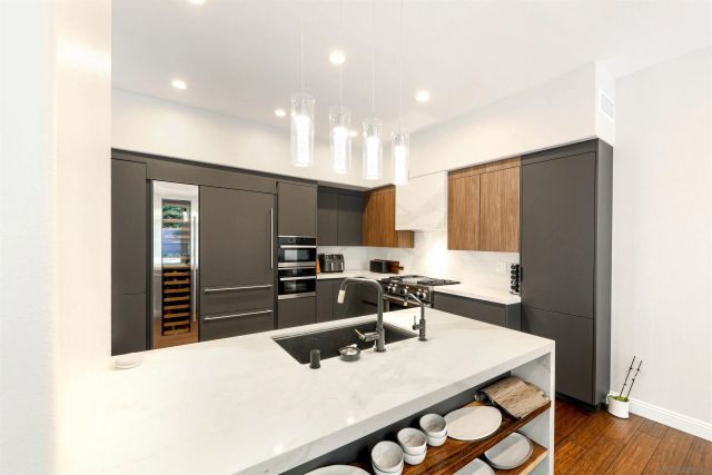 9760 Claiborne Sq, La Jolla, CA 92037