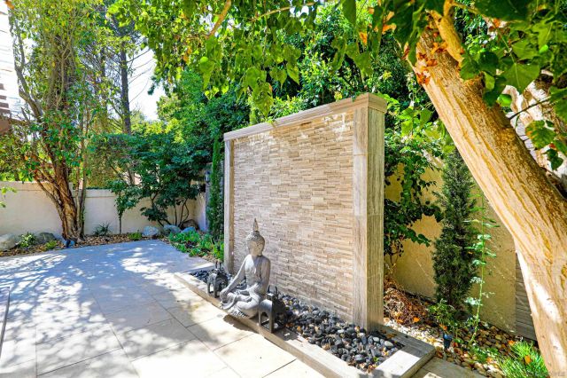 9760 Claiborne Sq, La Jolla, CA 92037