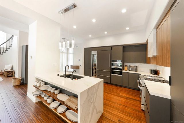 9760 Claiborne Sq, La Jolla, CA 92037
