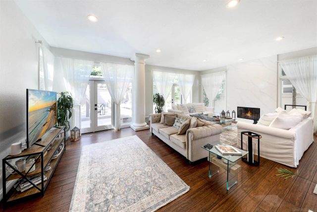 9760 Claiborne Sq, La Jolla, CA 92037