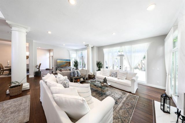 9760 Claiborne Sq, La Jolla, CA 92037