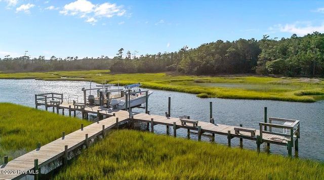 542 Shipmast Court, Beaufort, NC 28516