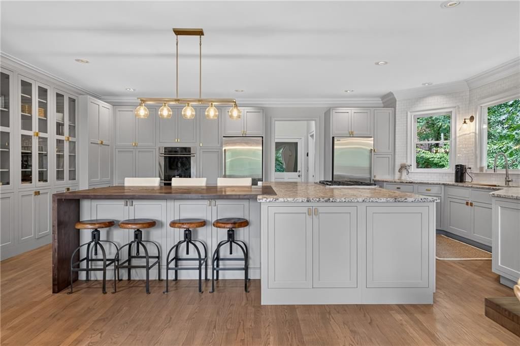 Image 10 of property listing at 950 Tiverton Lane, Johns Creek, GA 30022