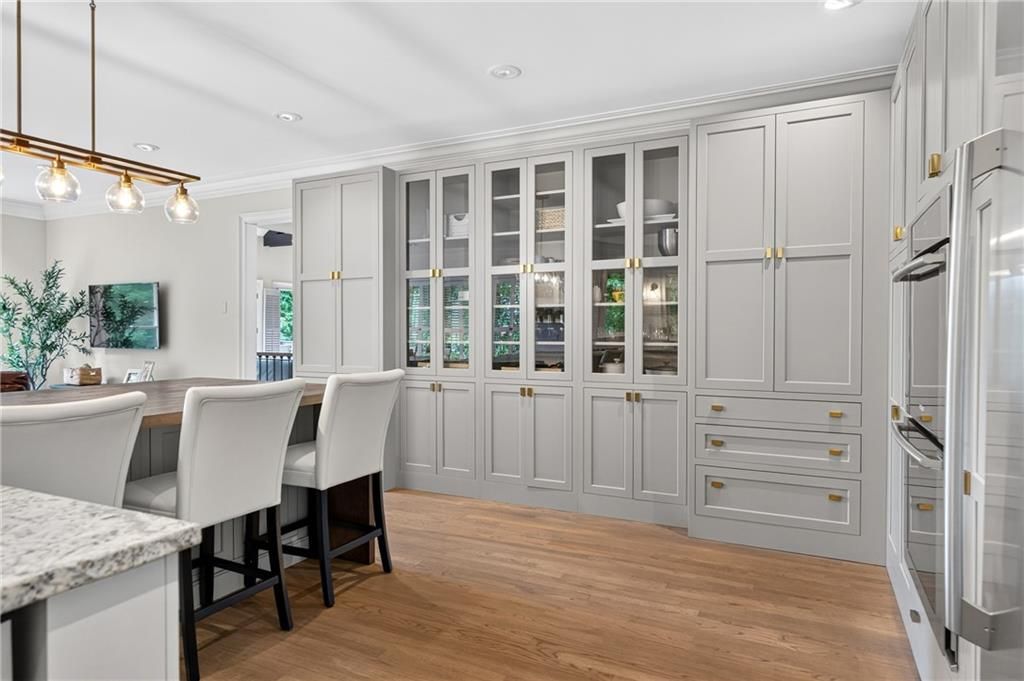 Image 11 of property listing at 950 Tiverton Lane, Johns Creek, GA 30022