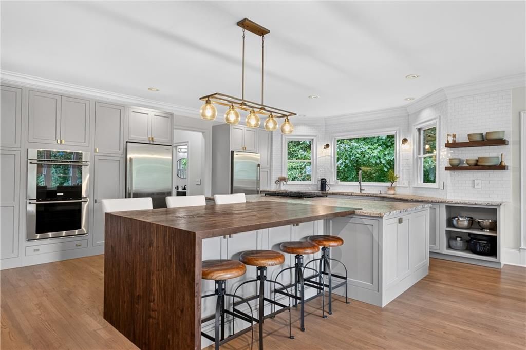 Image 12 of property listing at 950 Tiverton Lane, Johns Creek, GA 30022