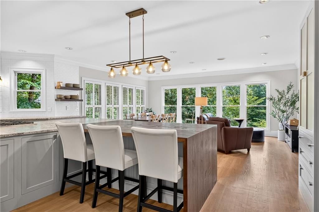 Image 13 of property listing at 950 Tiverton Lane, Johns Creek, GA 30022