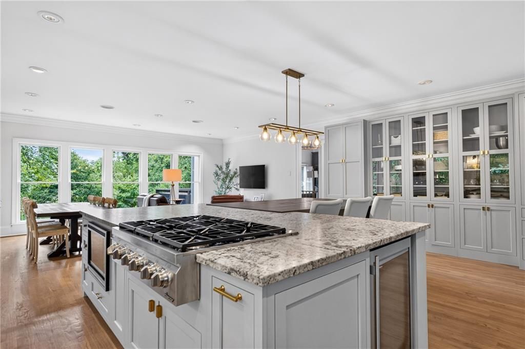 Image 14 of property listing at 950 Tiverton Lane, Johns Creek, GA 30022