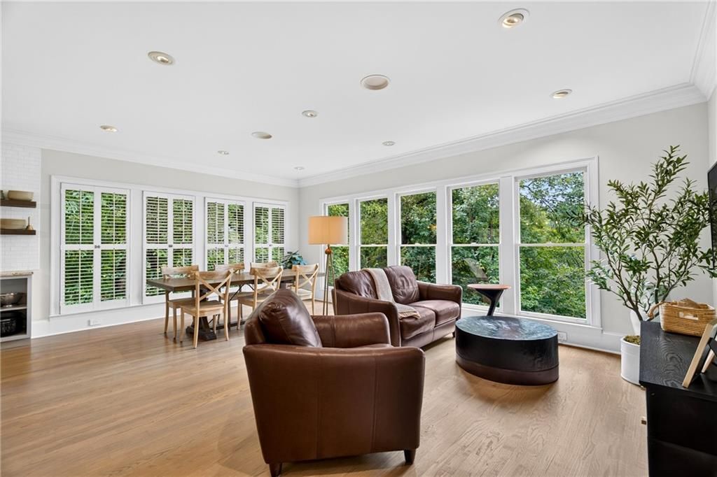 Image 15 of property listing at 950 Tiverton Lane, Johns Creek, GA 30022
