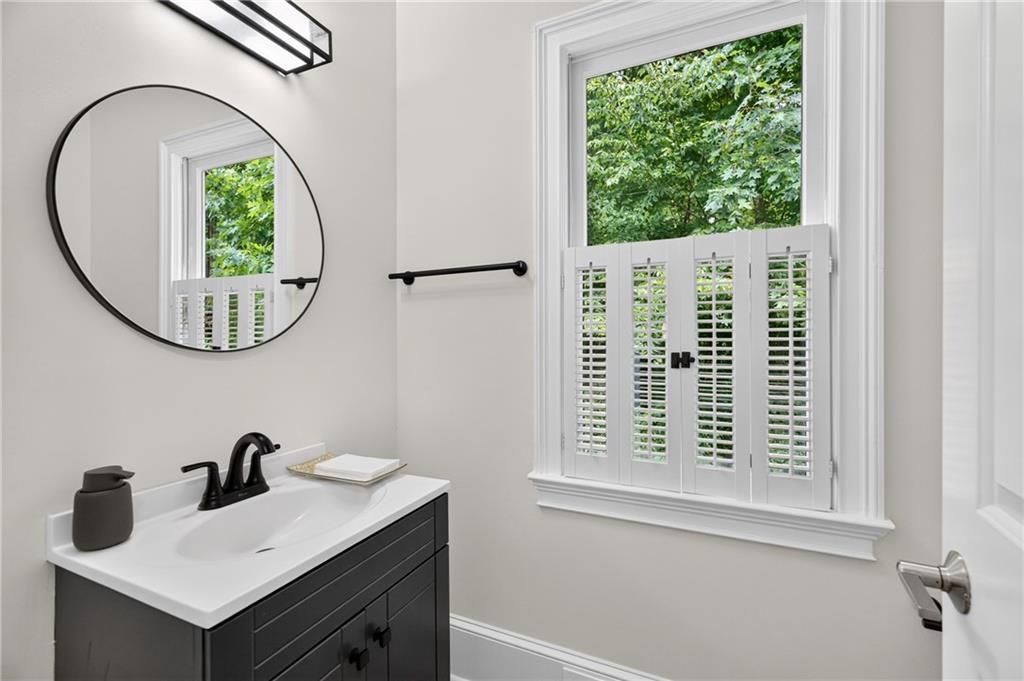 Image 30 of property listing at 950 Tiverton Lane, Johns Creek, GA 30022