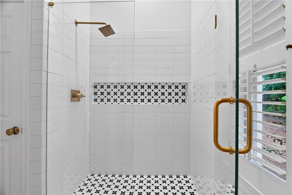 Image 37 of property listing at 950 Tiverton Lane, Johns Creek, GA 30022
