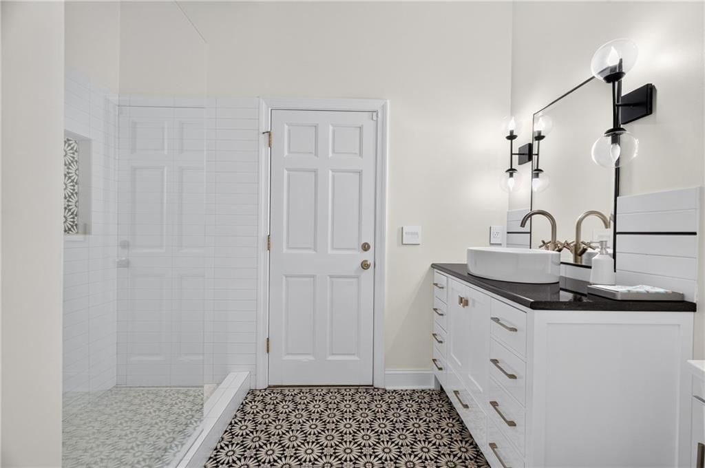 Image 42 of property listing at 950 Tiverton Lane, Johns Creek, GA 30022