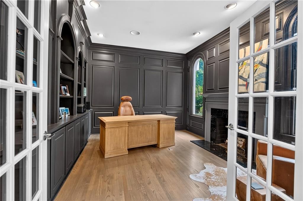 Image 8 of property listing at 950 Tiverton Lane, Johns Creek, GA 30022