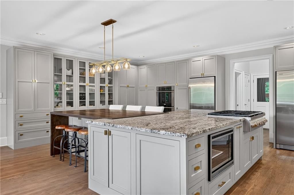Image 9 of property listing at 950 Tiverton Lane, Johns Creek, GA 30022